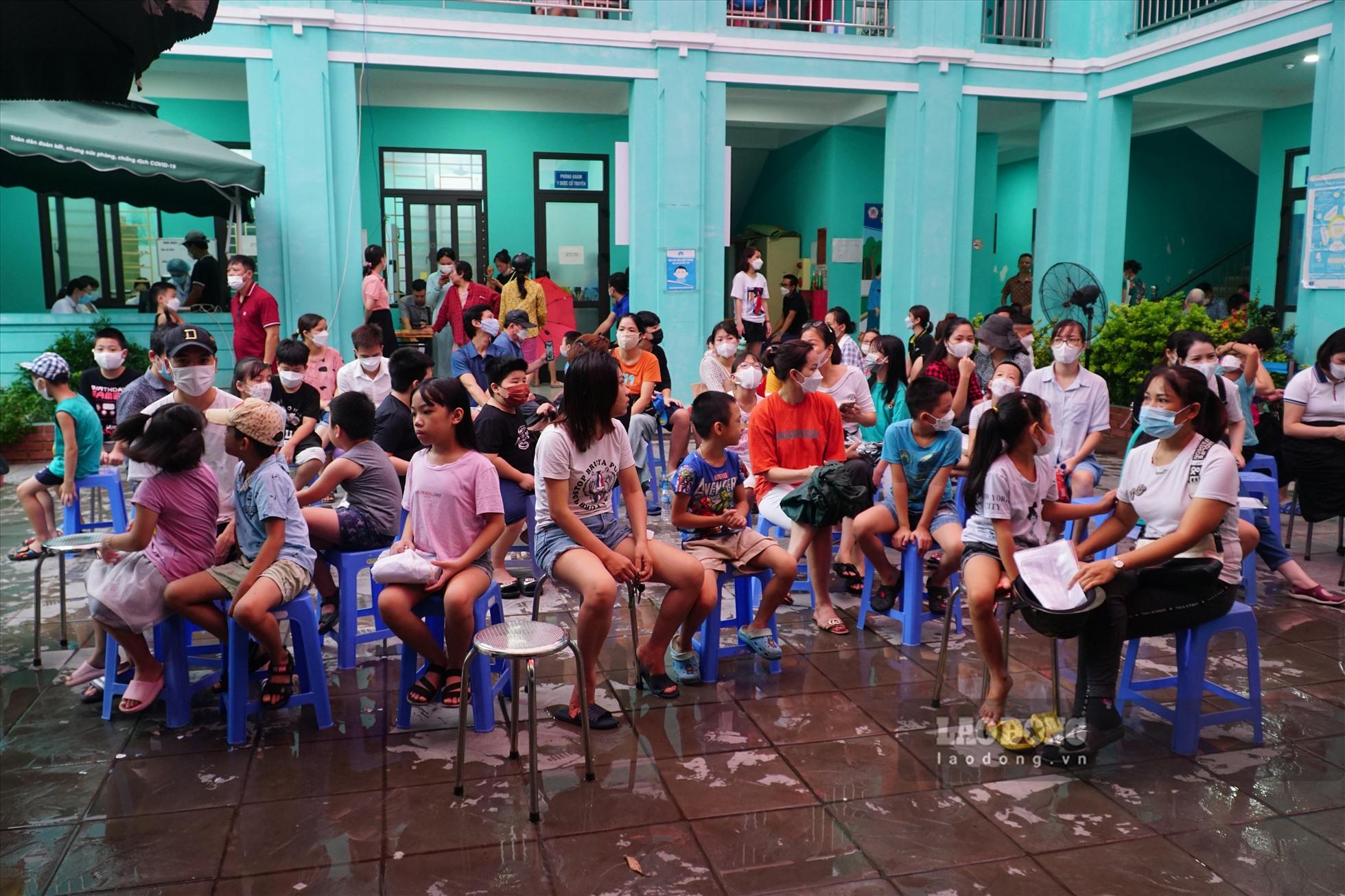 Ghi nhận tại trạm y tế phường Trung Hoà, ngay từ sáng sớm, nhiều người đã đưa con em mình đi tiêm.