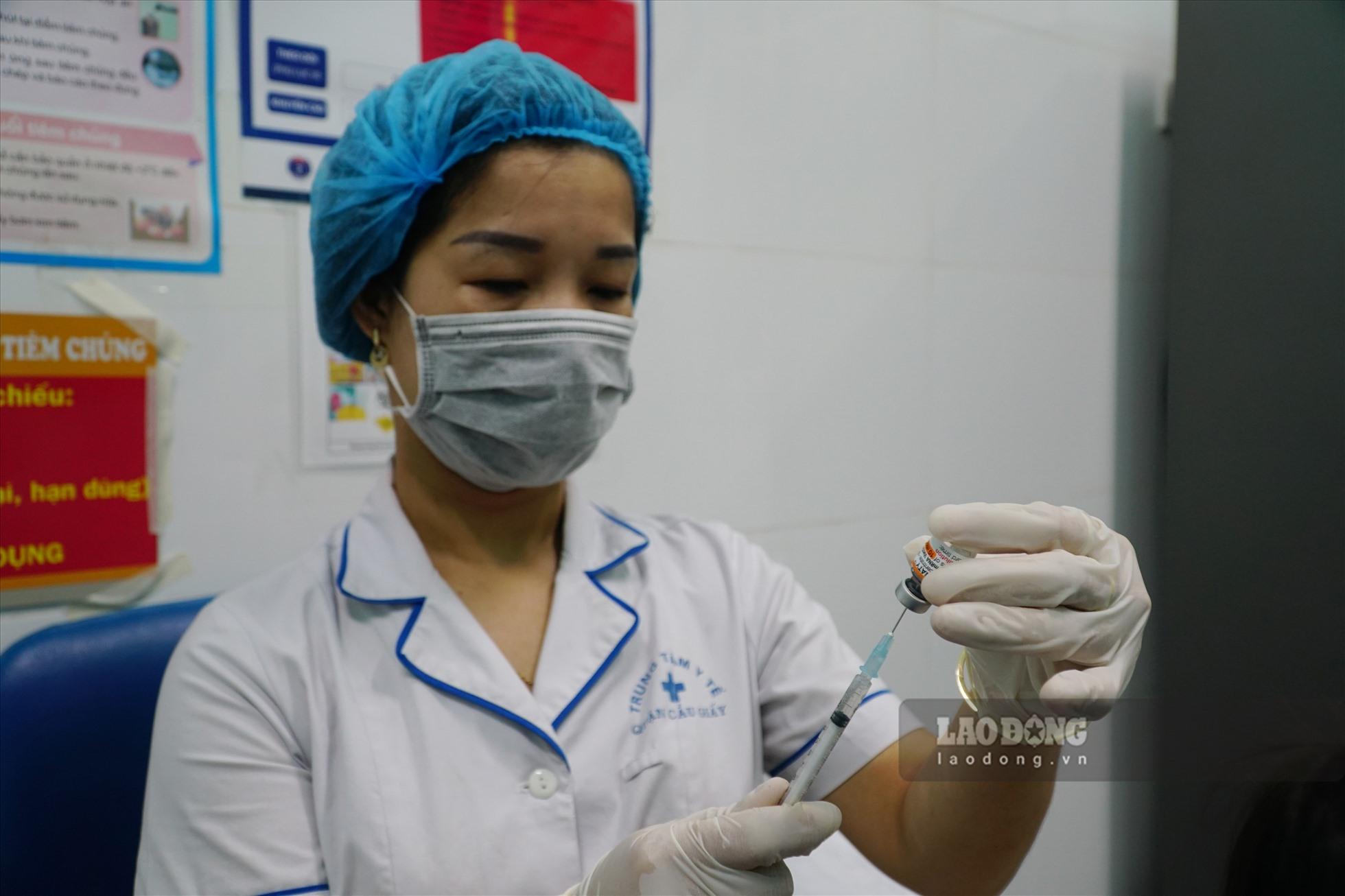 Nhân viên y tế sẽ đọc các thông tin vaccine (như liều lượng, tên vaccine, hạn sử dụng, lô thuốc...) cho tất cả cha mẹ và con trước khi tiêm. Vaccine Pfizer là loại vaccine được sử dụng tại điểm tiêm này.