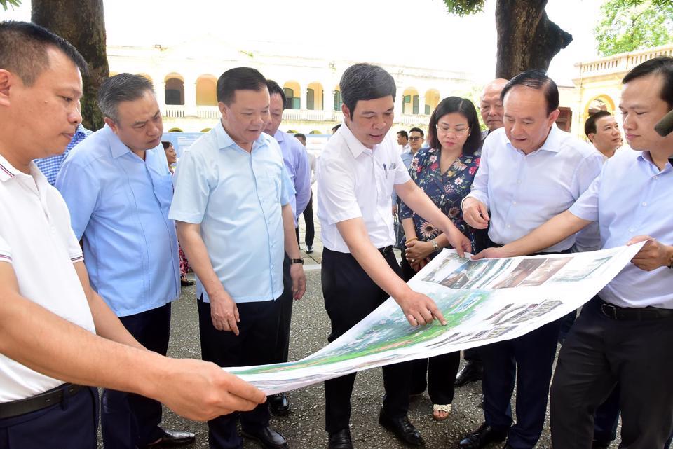 Bí thư Thành ủy Đinh Tiến Dũng và các đồng chí Thường trực Thành ủy kiểm tra Khu di sản Hoàng Thành Thăng Long.