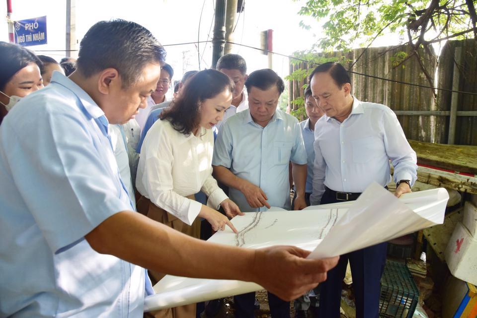 Bí thư Thành ủy Đinh Tiến Dũng và các đồng chí Thường trực Thành ủy kiểm tra tiến độ công tác GPMB phục vụ Dự án Cải thiện hệ thống tiêu nước khu vực phía Tây TP tại khu vực từ cầu Am đến cầu La Khê, quận Hà Đông.