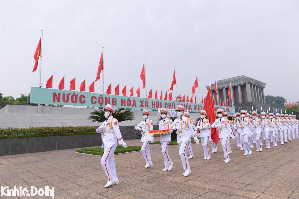 Nghi lễ thượng cờ và hạ cờ hàng ngày trước Lăng Chủ tịch Hồ Chí Minh, được người dân và cán bộ, chiến sĩ đơn vị luôn coi đó là niềm vinh dự, tự hào riêng.