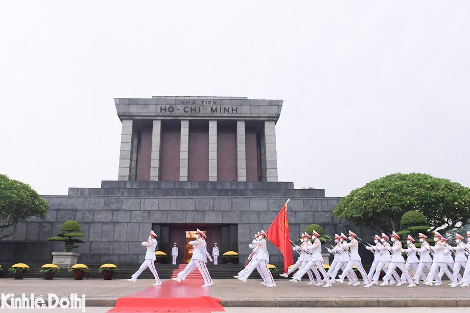 Nghị lễ thượng cờ ngày Quốc khánh 2/9 năm nào cũng đặc biệt. Vì tham gia thực hiện nghi lễ không chỉ có người dân Hà Nội mà nhiều người dân Thủ đô và ở các vùng miền đã có mặt từ rất sớm để cùng nhau chứng kiến những giây phút thiêng liêng và đầy cảm xúc.