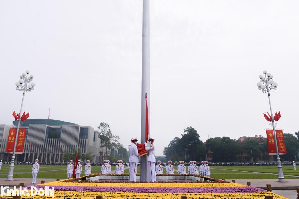 Đúng 6 giờ sáng, các nghi thức được tiến hành trong bầu không khí linh thiêng và trang nghiêm.