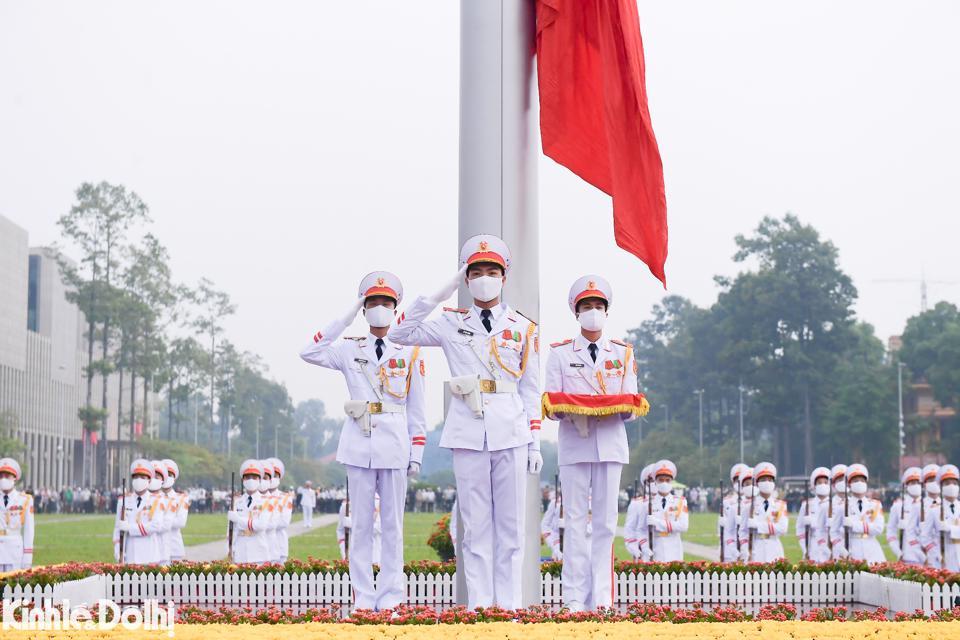 Ý tưởng thực hiện nghi lễ trên quảng trường được Chính phủ phê duyệt vào 19/5/2001 nhân dịp kỷ niệm 111 năm ngày sinh Chủ tịch Hồ Chí Minh.