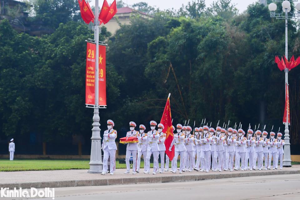 Đúng 5 giờ 50, các chiến sĩ thuộc Đoàn 275 (Bộ Tư lệnh bảo vệ Lăng Chủ tịch Hồ Chí Minh) tiến ra Quảng trường Ba Đình để hực hiện Nghi lễ thượng cờ.