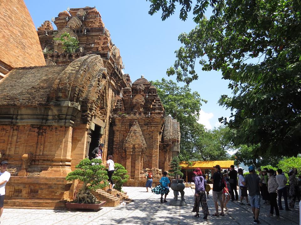 Ông Nguyễn Tuấn Dũng - Phó Giám đốc Trung tâm Bảo tồn di tích tỉnh Khánh Hòa, đơn vị quản lý Tháp Bà Ponagar và Danh thắng Hòn Chồng cho biết, lượng khách đến Tháp Bà đạt hơn 3.000 trong ngày 1/9. Theo ông Dũng, lượng khách này gấp đôi ngày thường.