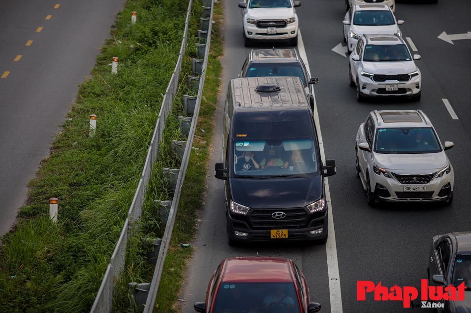 Các phương tiện công cộng như xe khách, limousine bắt đầu hoạt động với tần suất cao.