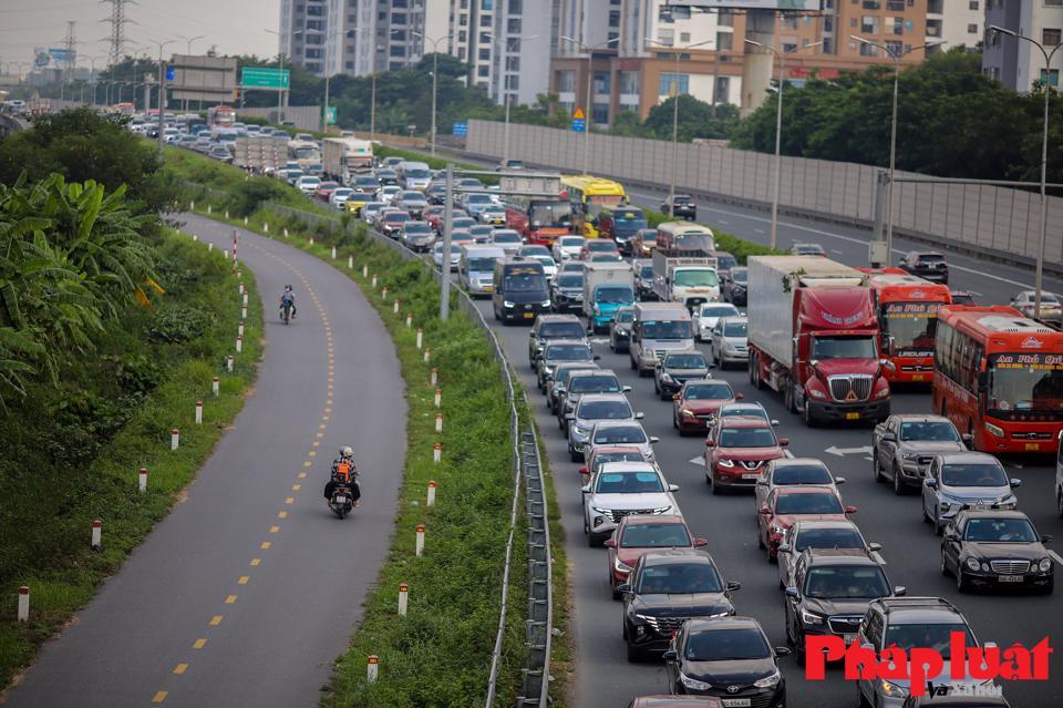 Ghi nhận tại điểm cuối cao tốc Pháp Vân - Cầu Giẽ hướng vào Hà Nội lúc 16 giờ 30, hàng loạt các phương tiện ùn tắc, di chuyển chậm chạp.