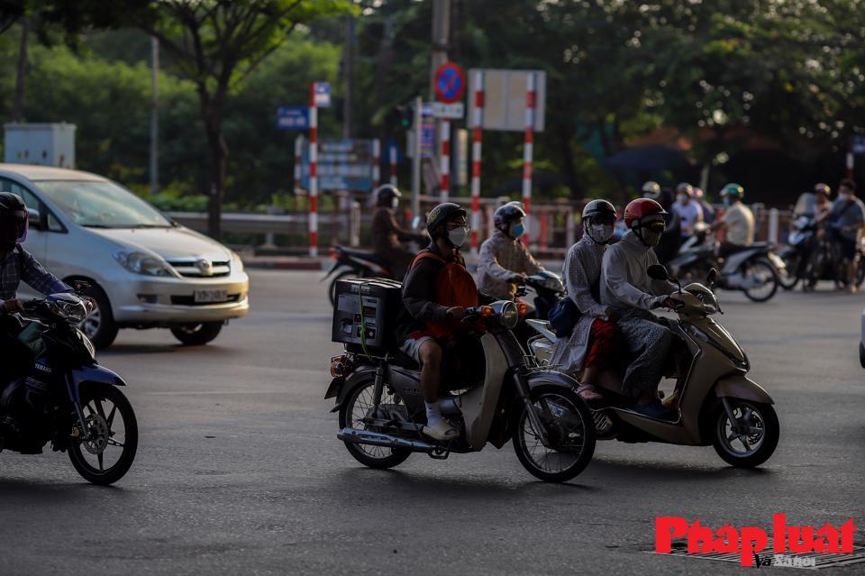 Các phương tiện xe máy di chuyển từ các tỉnh lân cận theo hướng Quốc lộ 1B cũ qua Ngọc Hồi - Giải Phóng.