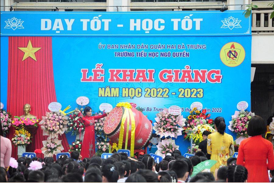 Cô giáo Hiệu trưởng Trường Tiểu học Ngô Quyền (quận Hai Bà Trưng) đánh hồi trống khai trường năm học mới