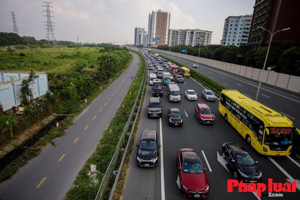 Một lý do khác nữa, nhiều trường học yêu cầu học sinh tập trung và tổng duyệt ngày 4/9 cho lễ khai giảng diễn ra ngày 5/9 nên nhiều gia đình quyết định kết thúc nghỉ lễ sớm để quay trở lại Hà Nội.