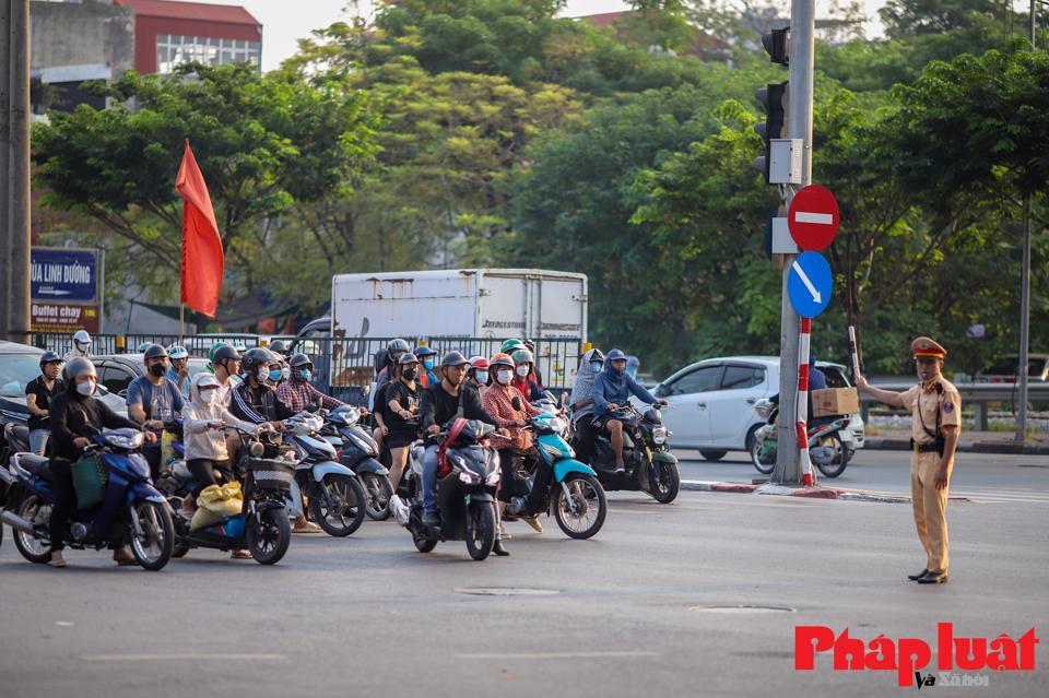 Lực lượng chức năng túc trực, phân luồng giao thông tại bến xe Nước Ngầm.