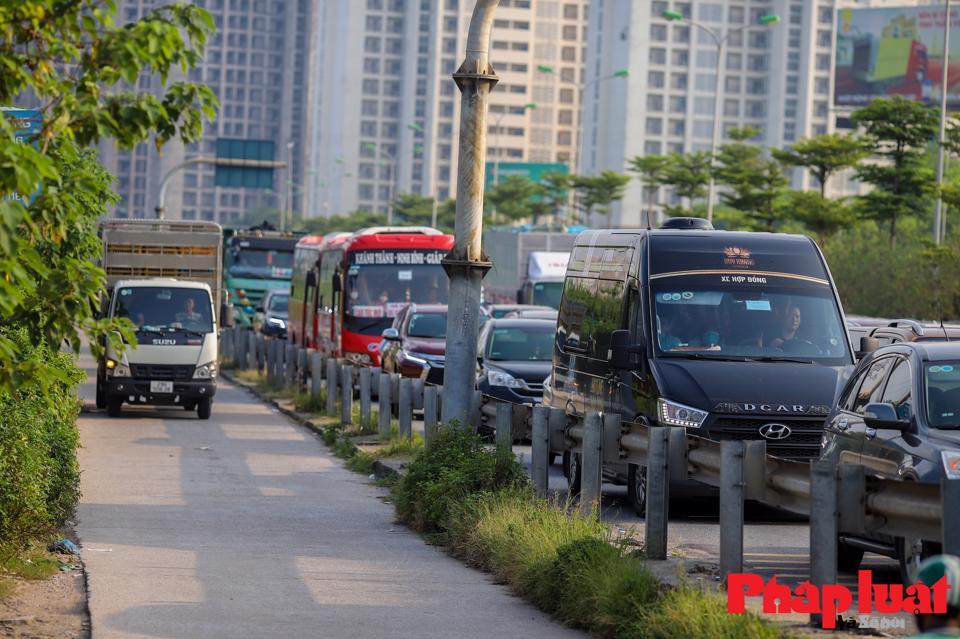 Hàng dài các phương tiện đứng im tại điểm giao cắt Pháp Vân - Cầu Giẽ - Hoàng Liệt.