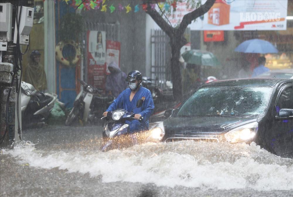 Dự báo tình hình thời tiết nguy hiểm trên biển và trên đất liền