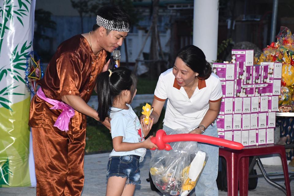 Trò chơi đố vui có thưởng được các bé trong cô nhi viện Phú Hòa nhiệt tình tham gia.