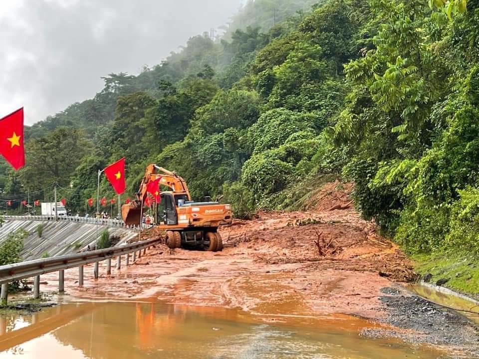 Mưa lũ, sạt lở đất khiến 1 số tuyến đường huyết mạch bị chia cắt