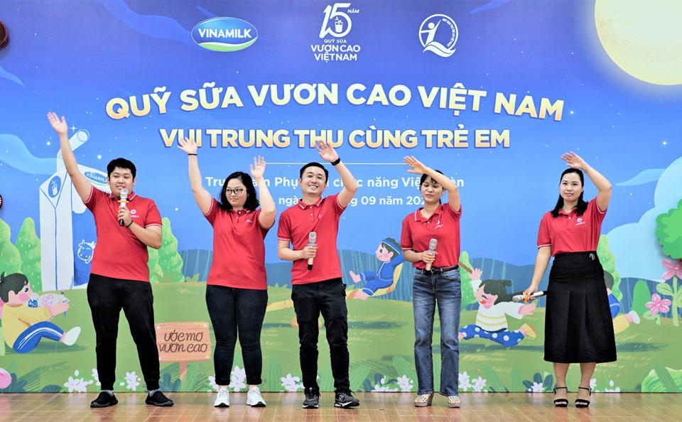 Thay cho lời chúc mừng trung thu, các nhân viên Vinamilk tại Hà Nội cũng đã gửi tặng các em một tiết mục sôi động.