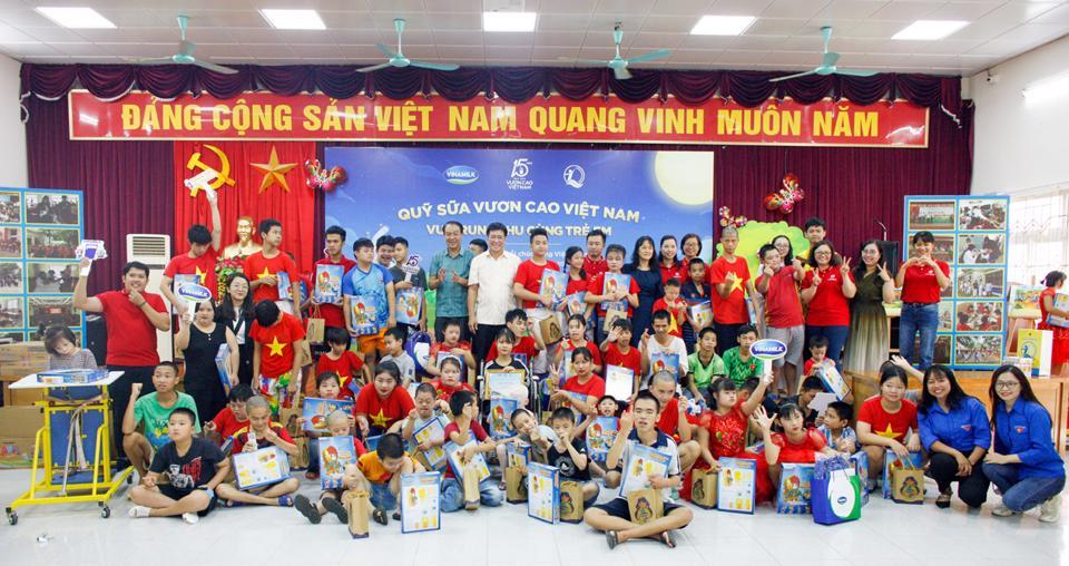 Các em nhỏ tại Trung tâm phục hồi chức năng Việt - Hàn đã có một buổi vui trung thu ấm áp và rộn ràng cùng Quỹ sữa Vươn cao Việt Nam và Vinamilk.