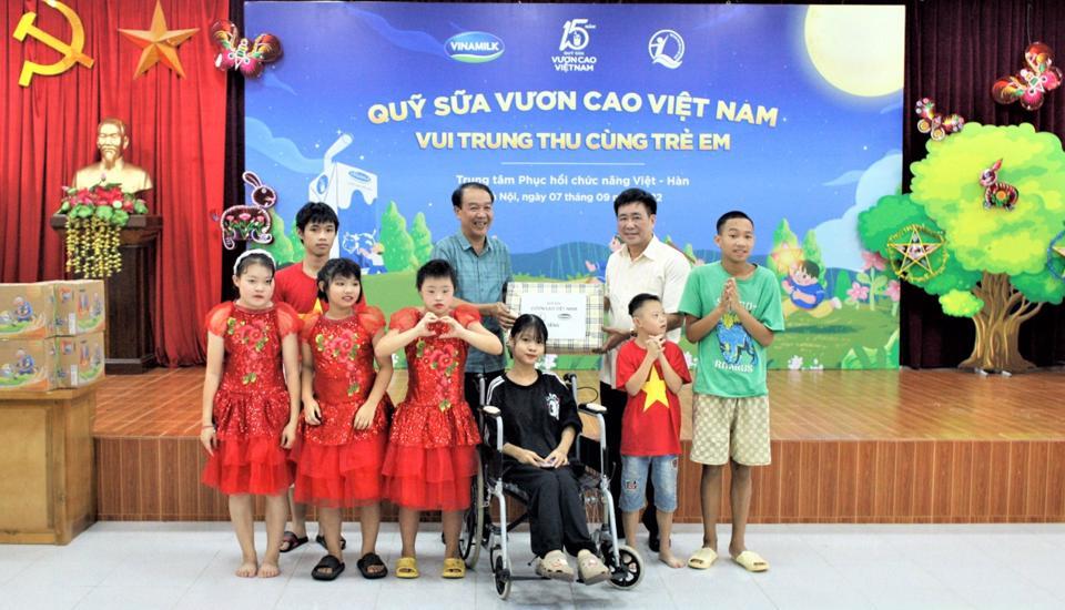 Ông Nguyễn Kim Cam - Giám đốc Trung tâm Phục hồi chức năng Việt - Hàn nhận món quà trung thu từ Đại diện Quỹ bảo trợ trẻ em Việt Nam.