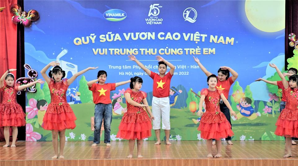 Với sự hướng dẫn tận tình của cô giáo, các em tại Trung tâm phục hồi chức năng Việt-Hàn đã có màn trình diễn văn nghệ rất tự tin.