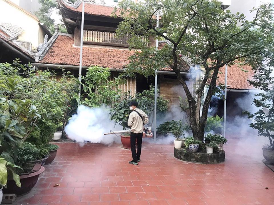 Phun thuốc diệt muỗi phòng sốt xuất huyết.