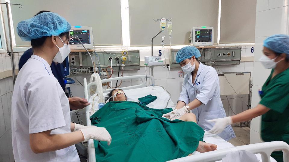 Một bệnh nhân sốt xuất huyết nặng nằm điều trị tại BV Bệnh nhiệt đới Trung ương.