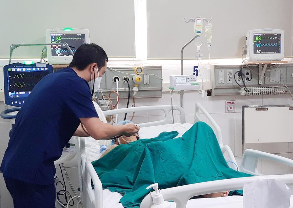 Bác sĩ BV Bệnh nhiệt đới Trung ương thăm khám, điều trị cho bệnh nhân sốt xuất huyết.