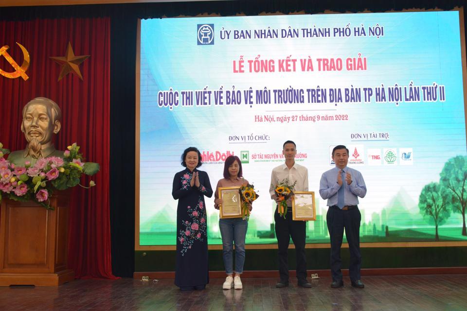 Các tác giả có tác phẩm đạt giải Nhì: Trọng Tùng (Báo Kinh tế & Đô thị) tác phẩm “Hệ thống thủy lợi đang bị ô nhiễm nặng” ; Nhóm tác giả Đức Hà, Phạm Thảo, Bảo Thoa (Báo Lao động Thủ đô)