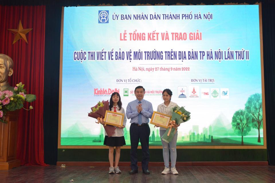 Nhóm tác giả nhỏ tuổi thuộc nhóm Hà Nội xanh được Ban tổ chức Khen thưởng những đóng góp, lan toả hành động đẹp về  bảo vệ môi trường Thủ đô. (Ảnh: Phạm Hùng)