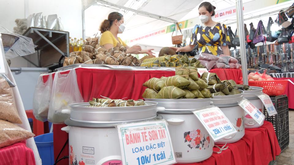 Sản phẩm OCOP được trưng bày, giới thiệu trong một hội chợ tổ chức tại Khu đô thị Royal City (quận Thanh Xuân, TP Hà Nội). Ảnh: Lâm Nguyễn.