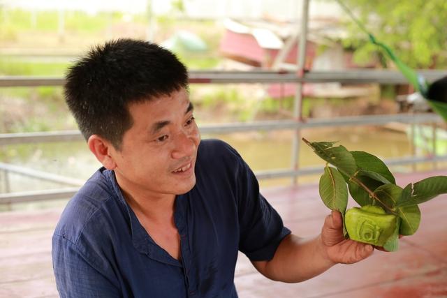 Độc đáo quả ổi hình thỏi vàng in chữ Tài Lộc ở Hải Dương - Ảnh 3. Độc đáo quả ổi hình thỏi vàng in chữ Tài Lộc ở Hải Dương - Ảnh 3.
