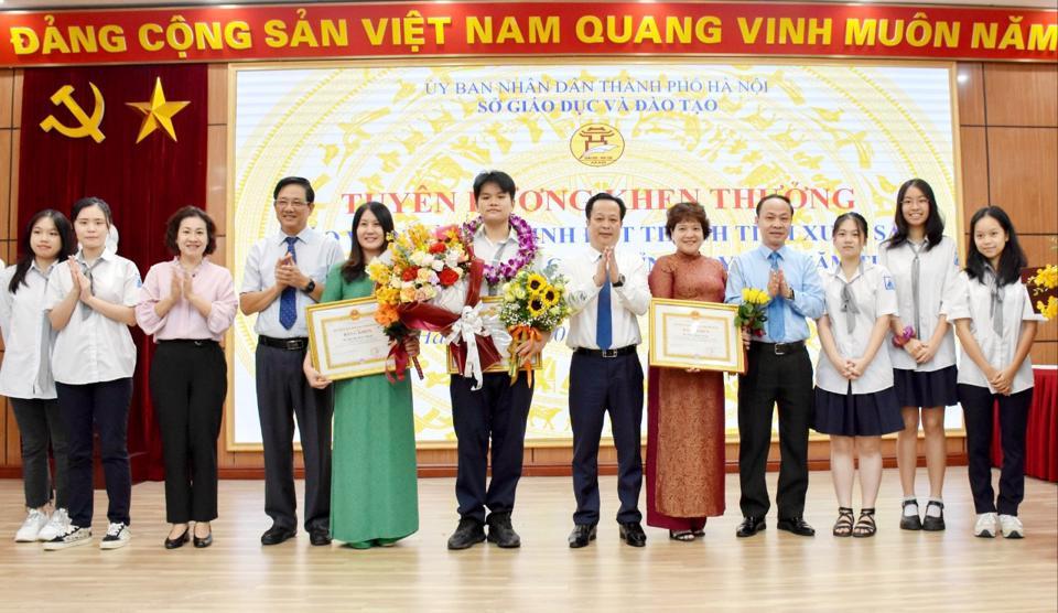 Lãnh đạo Sở GD&ĐT Hà Nội trao tặng Bằng khen cho em Vũ Nguyên Sơn và hai cô giáo trường THPT chuyên Hà Nội- Amsterdam