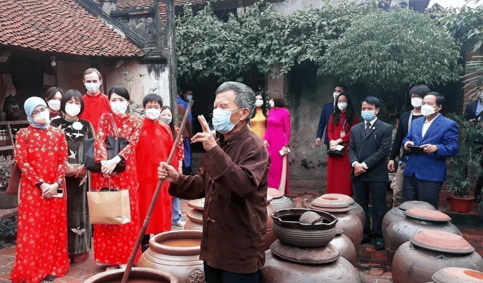 Du khách quốc tế và trong nước tại làng cổ Đường Lâm (thị xã Sơn Tây, TP Hà Nội)