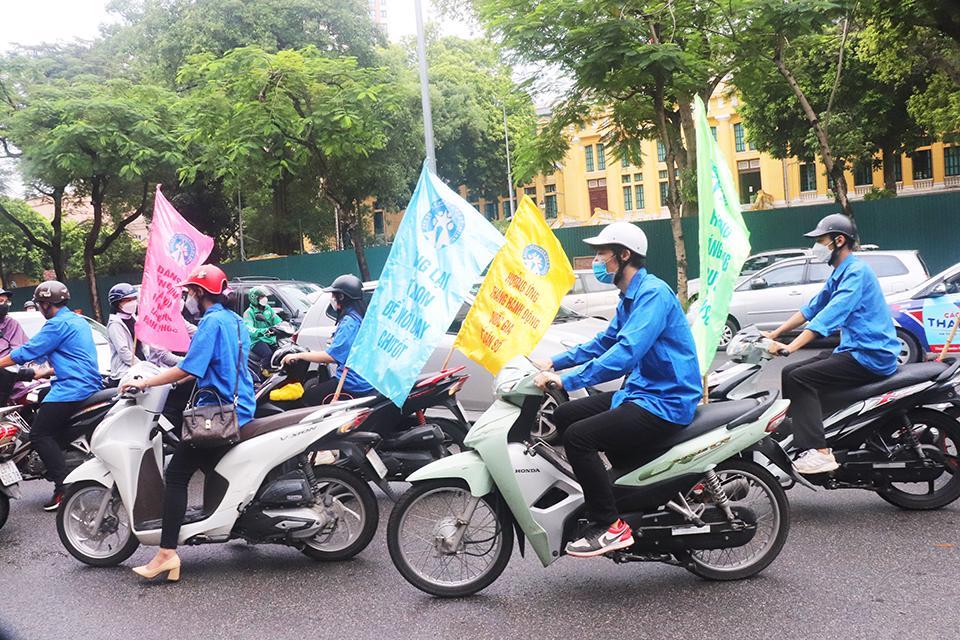 Đoàn xe tuyên truyền lưu động của quận diễu hành trên các tuyến phố nhằm tuyên truyền sâu rộng trong Nhân dân nâng cao vai trò, vị thế của trẻ em gái, góp phần giảm thiểu mất cân bằng giới tính khi sinh.