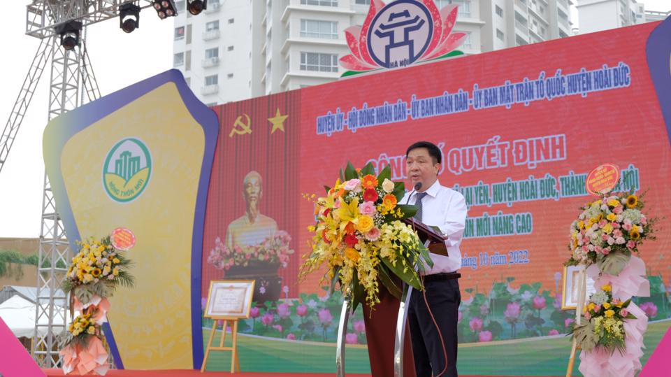 Phó Chánh Thường trực Văn phòng Điều phối nông thôn mới Hà Nội Nguyễn Văn Chí công bố quyết định công nhận hai xã: Minh Khai và Lại Yên về đích nông thôn mới nâng cao. Ảnh: Lâm Nguyễn.