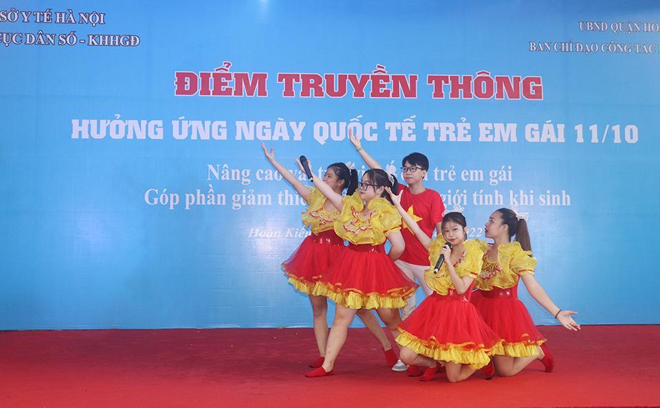 Một tiết mục văn nghệ tại điểm truyền thông hưởng ứng Ngày Quốc tế Trẻ em gái 11/10/2022.