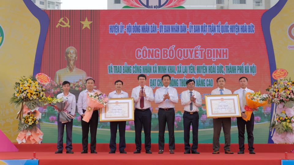 Đại diện chính quyền và Nhân dân hai xã: Minh Khai và Lại Yên đón nhận bằng công nhận đạt chuẩn nông thôn mới nâng cao.