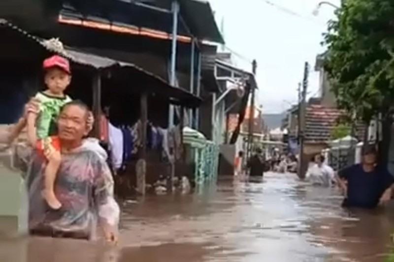 Mưa lớn kéo dài ở Miền Trung, nhiều căn nhà tại Khánh Hòa ngập trong nước