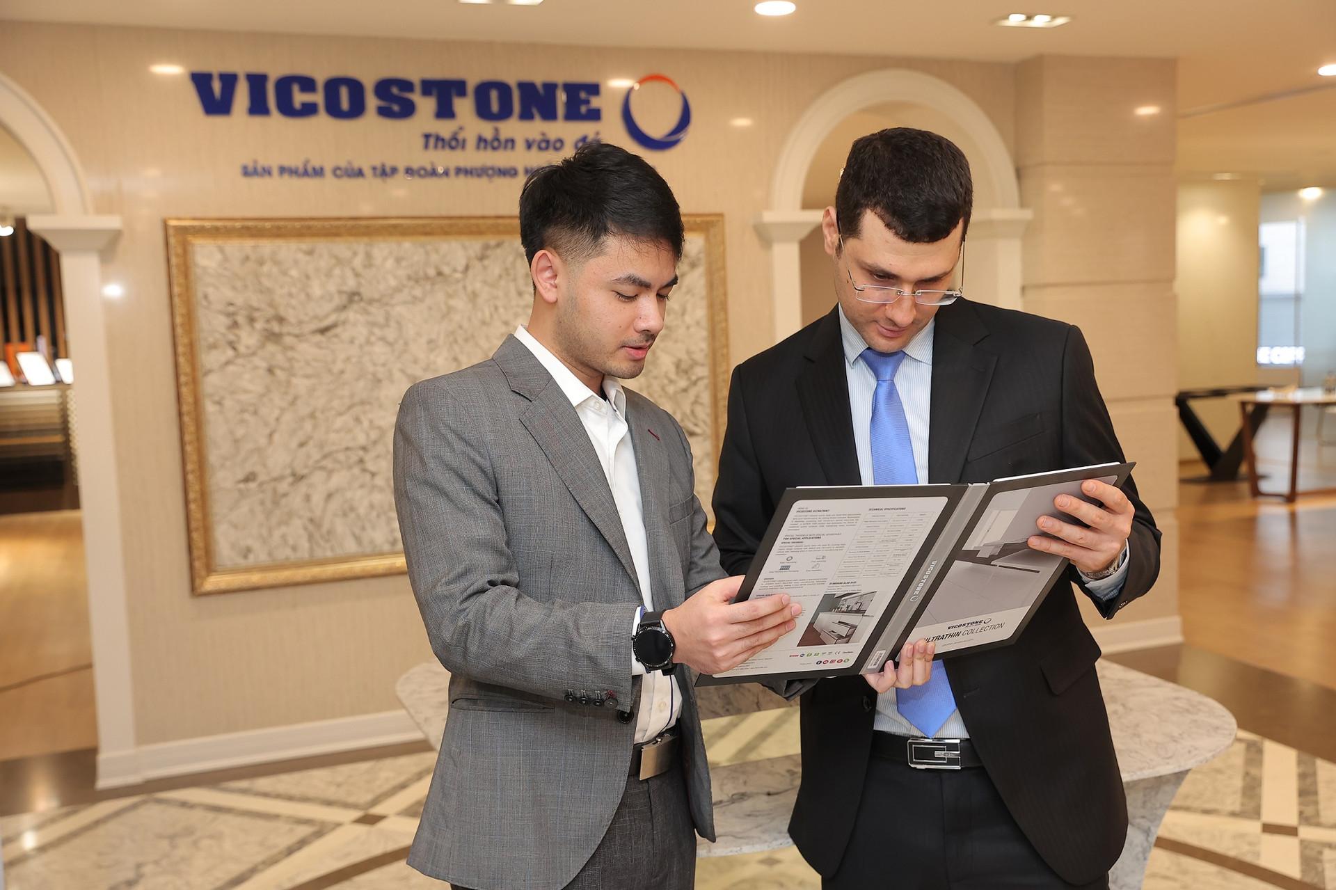nhan-vien-vicostone-gioi-thieu-san-pham-toi-khach-hang-tai-showroom.jpg