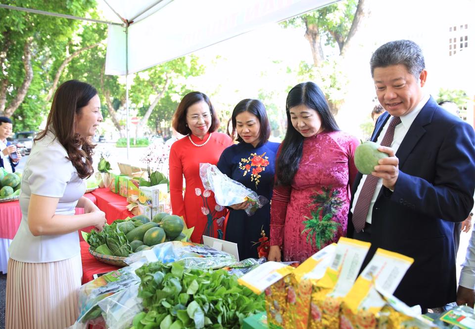 Các đại biểu lãnh đạo T.Ư Hội Nông dân Việt Nam, lãnh đạo TP Hà Nội tham quan gian hàng trưng bày nông sản tiêu biểu bên lề hội nghị.