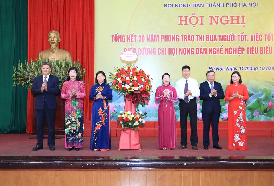 Hội Nông dân TP Hà Nội vinh dự đón nhận lẵng hoa chúc mừng của lãnh đạo Thành ủy - HĐND - UBND - Ủy ban MTTQ TP Hà Nội.