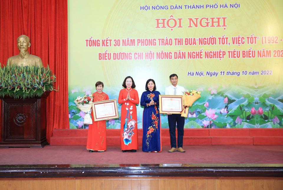 Phó Chủ tịch T.Ư Hội Nông dân Việt Nam Bùi Thị Thơm; Phó Bí thư Thường trực Thành ủy Nguyễn Thị Tuyến trao Bằng khen của Thủ tướng Chính phủ cho 2 Nông dân Thủ đô xuất sắc.