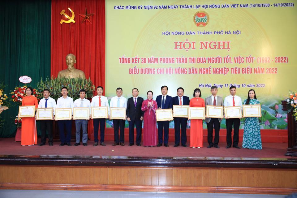 Chủ tịch Hội Nông dân TP Hà Nội Phạm Hải Hoa; Phó Trưởng ban Thường trực Ban Dân vận Thành ủy Trịnh Huy Thành trao tặng Bằng khen của Hội Nông dân TP cho 12 tập thể có đóng góp tích cực trong phong trào thi đua “Người tốt, việc tốt” (1992 - 2002).