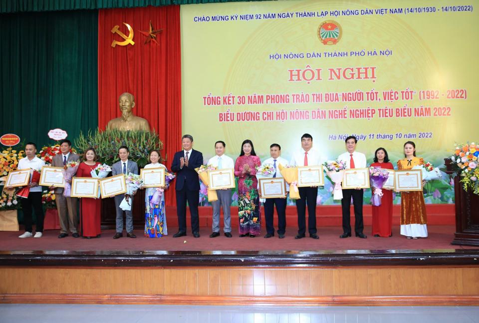Chủ tịch Ủy ban MTTQ Việt Nam TP Hà Nội Nguyễn Lan Hương; Phó Chủ tịch UBND TP Nguyễn Mạnh Quyền trao tặng Bằng khen của UBND TP Hà Nội và Danh hiệu “Người tốt, việc tốt” cho 11 tập thể, cá nhân.