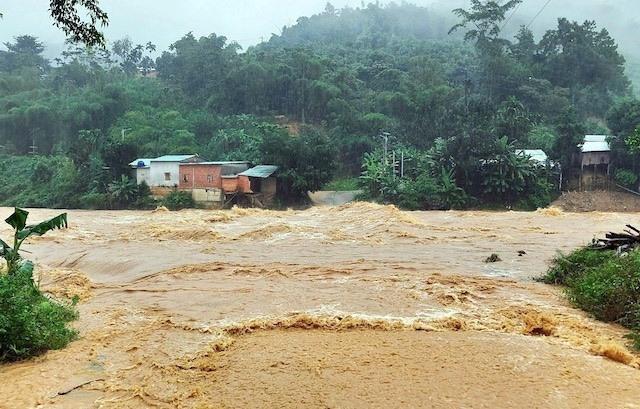 Mưa đã giảm, nhưng lũ dâng lên khắp các sông suối ở miền Trung