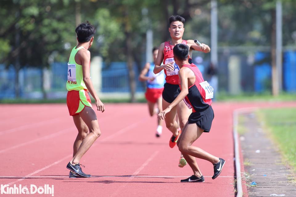 Hà Nội giành HCV nội dung 4x400m nữ - Ảnh 1