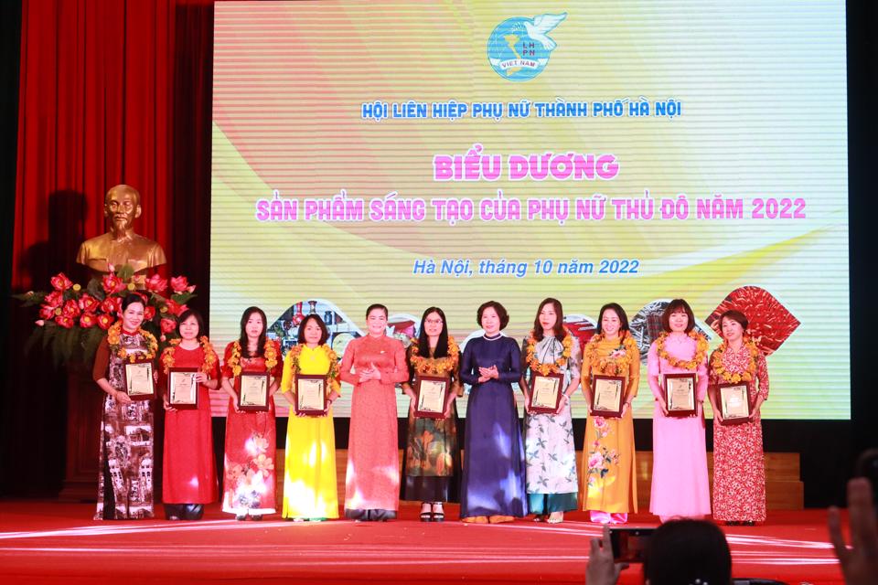 Phó Chủ tịch T.Ư Hội LHPN Việt Nam Đỗ Thị Thu Thảo và Chủ tịch Hội LHPN TP Hà Nội Lê Kim Anh khen thưởng sản phẩm, ý tưởng sáng tạo của phụ nữ Thủ đô năm 2022.