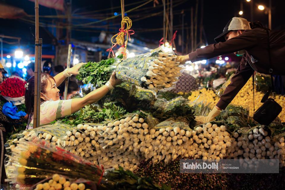 Nhiều loại hoa được các nhà vườn chuyển về đây bán cho tiểu thương.