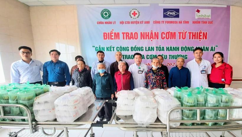 Formosa Hà Tĩnh trao tặng 100 suất cơm cho bệnh nhân nghèo