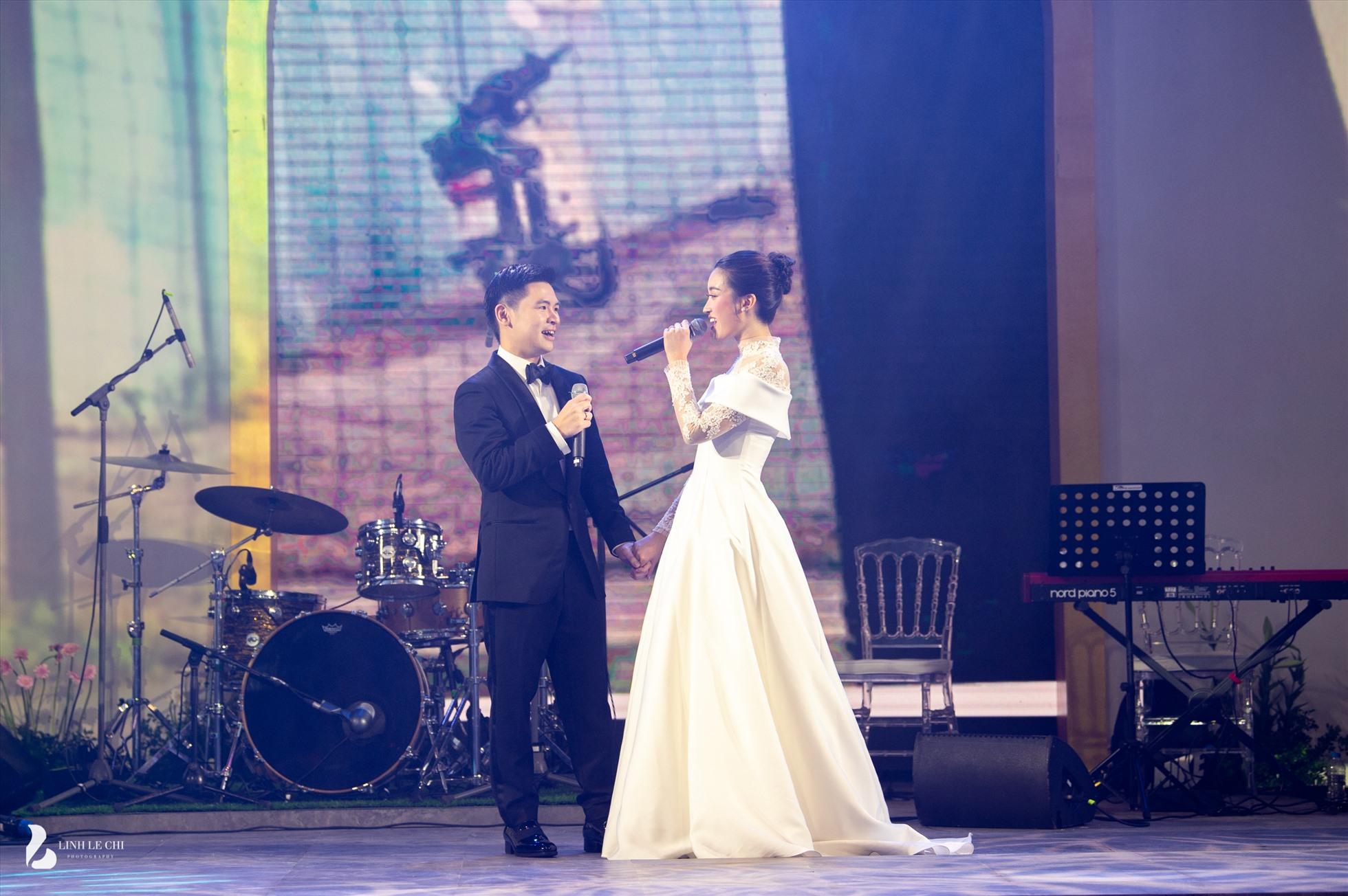 Đỗ Mỹ Linh song ca cùng vị hôn phu trên sân khấu. Ảnh: NVCC.